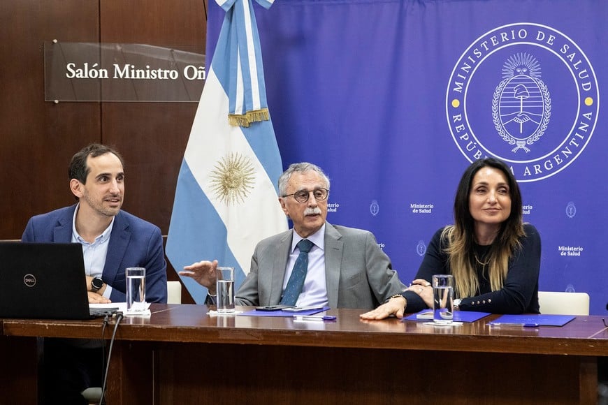 Mario Lugones (centro).