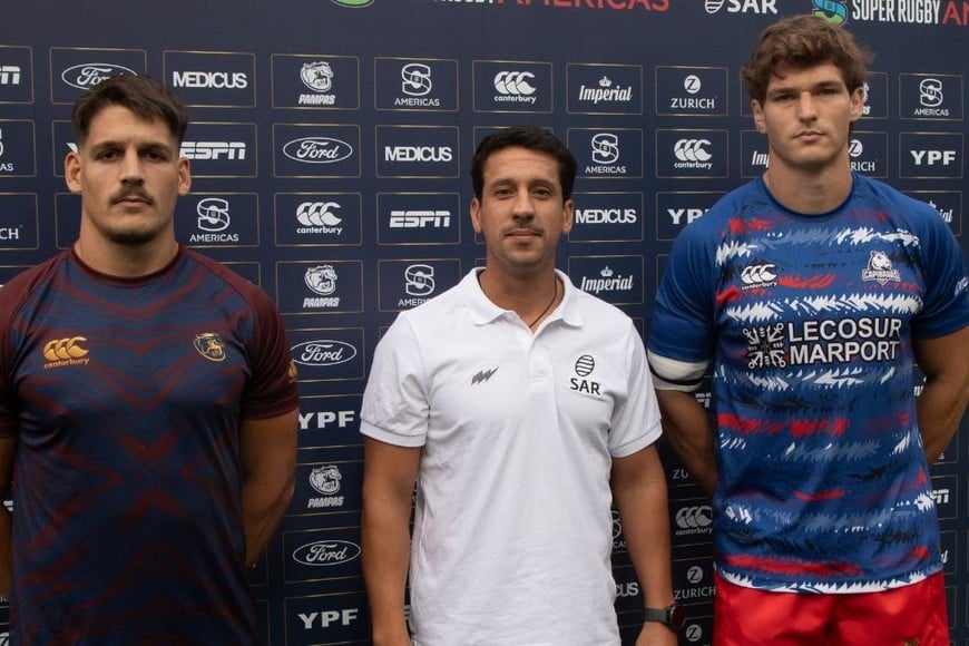 Manu Bernstein, Capitán de Capibaras, junto a Lucas Marguery (Capitán de Pampas) y Francisco González, el árbitro del partido del último viernes en el CASI.