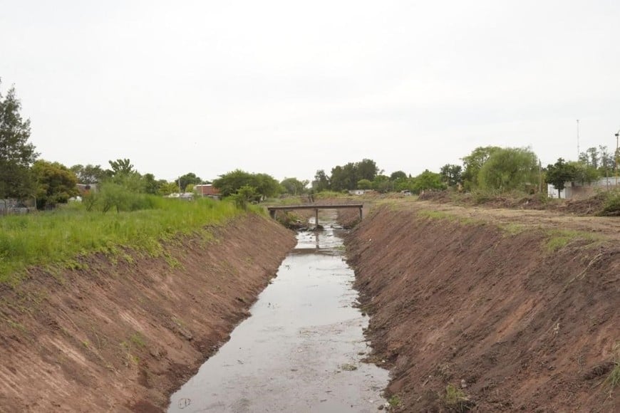 El Canal Candelaria (conocido popularmente como “El Zanjón”) posee una extensión total de 42 kilómetros, atraviesa el casco urbano de Casilda y descarga sus excedentes en el arroyo Saladillo.