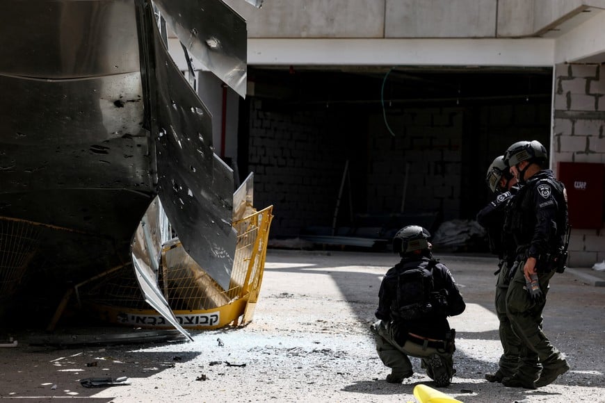 Israeli emergency responders work at an impact site following a deadly Iranian missile strike, amid the U.S.-Israeli conflict with Iran, in Yehud, Israel, March 9, 2026. REUTERS/Nir Elias     TPX IMAGES OF THE DAY
