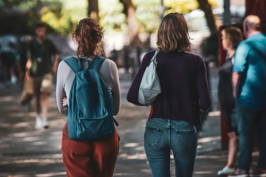 Los vínculos de apoyo fortalecen el bienestar emocional.