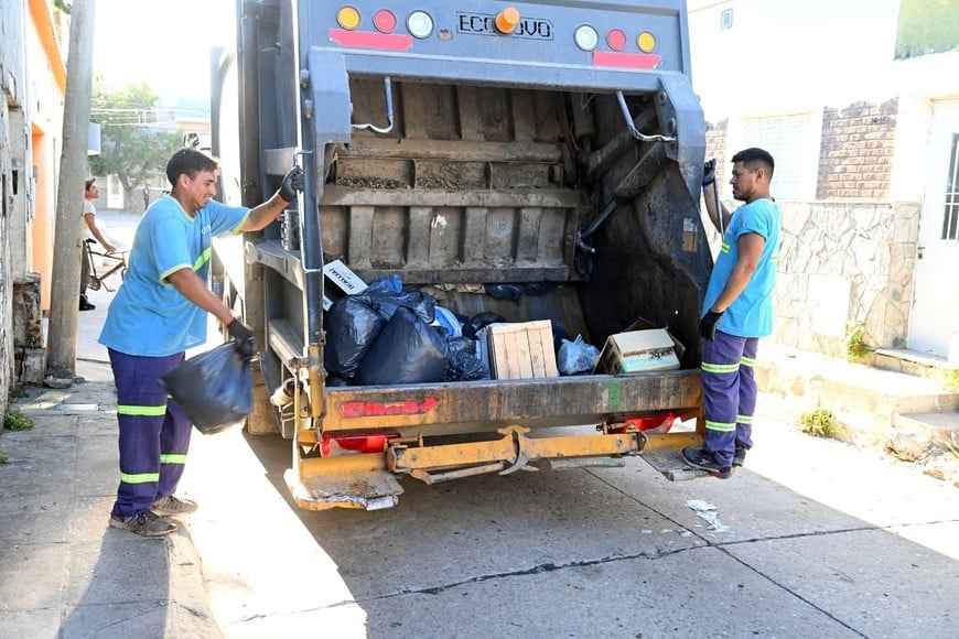 Las tareas incluyen poda, levantamiento de cables y estabilizado de calles para facilitar el paso.