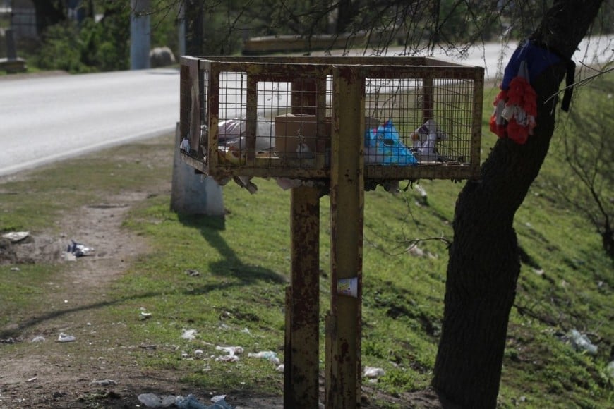 Los vecinos colocan sus cestos en altura para mejorar la recolección diaria. Crédito: Archivo El Litoral.