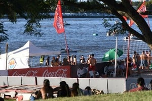 Miles de personas disfrutaron de los paradores y servicios instalados en la costa santafesina. Crédito: Archivo El Litoral.