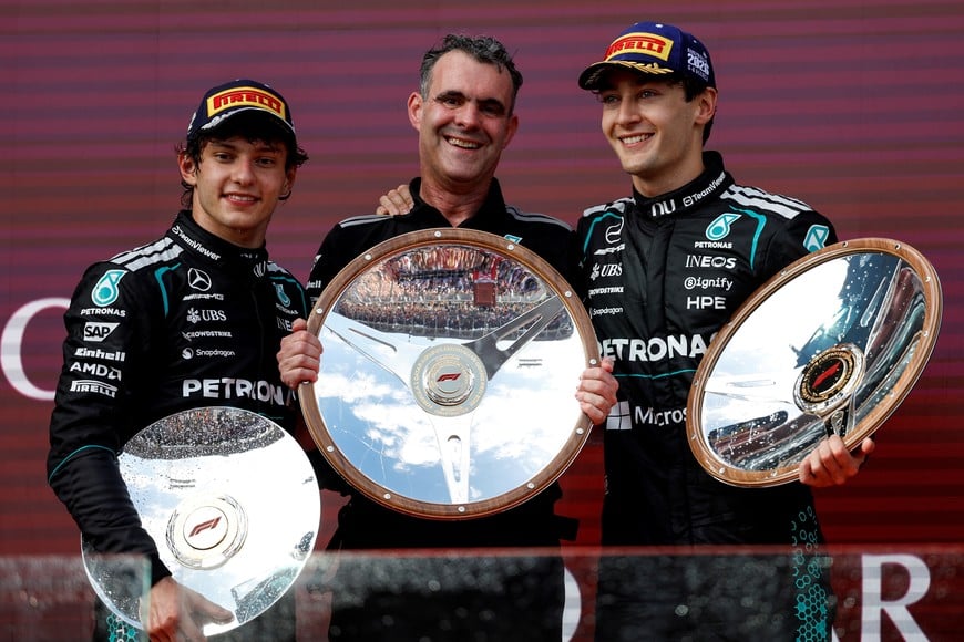 (260308) -- MELBOURNE, 8 marzo, 2026 (Xinhua) -- El piloto italiano de la escudería Mercedes, Andrea Kimi Antonelli (i), Hywel Thomas (c), director ejecutivo de Mercedes-Benz High Performance Engines, y el piloto británico de la escudería Mercedes, George Russell (d), posan para fotografías en el podio al término del Gran Premio de Australia de Fórmula Uno en Albert Park, en Melbourne, Australia, el 8 de marzo de 2026. (Xinhua/Ma Ping) (rtg) (da)