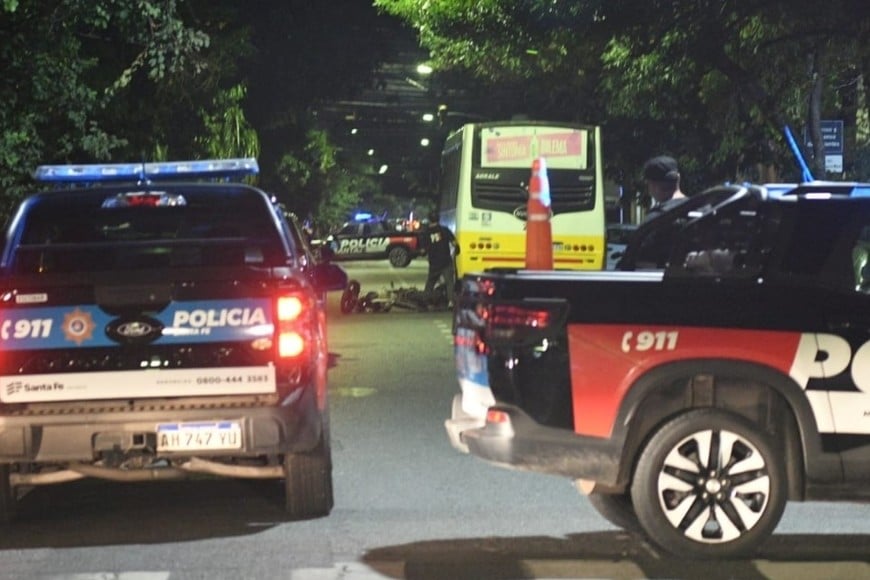 Accidente fatal y corte sobre Urquiza: Se registró un accidente de tránsito que se llevó la vida de un motociclista tras chocar contra un colectivo sobre Urquiza entre Lisandro de la Torre y Juan de Garay en la ciudad de Santa Fe. Trabajan peritos en el sitio y se complica la circulación en la zona. Foto: Manuel Fabatia