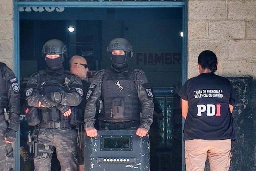 Un equipo táctico colaboró con la irrupción en el supermercado. Foto: El Litoral (ciberacoso en Helvecia, supermercado chino, china)