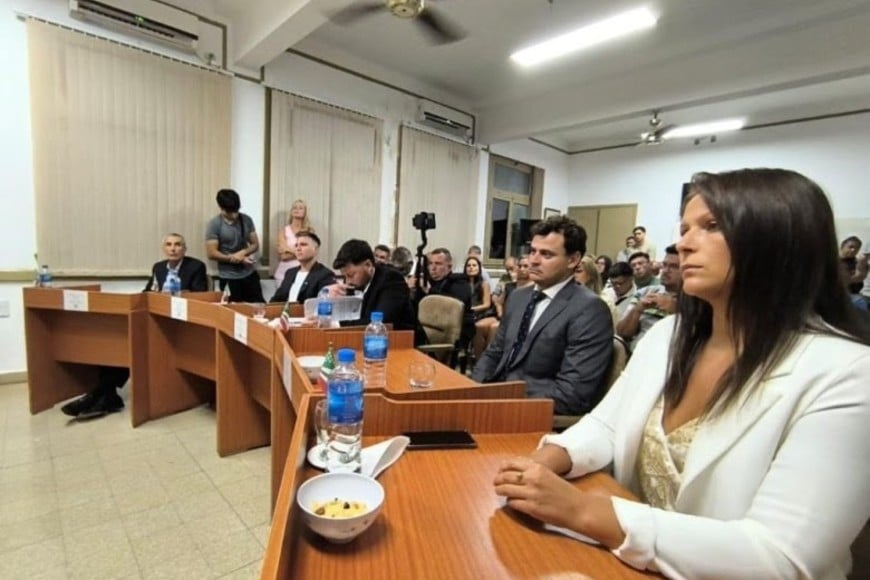 El intendente junto a los integrantes del Concejo. Foto: El Litoral