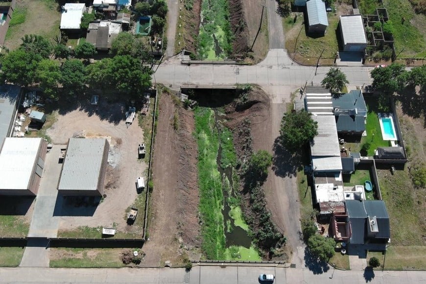 El Canal Candelaria (conocido popularmente como “El Zanjón”) posee una extensión total de 42 kilómetros, atraviesa el casco urbano de Casilda y descarga sus excedentes en el arroyo Saladillo.