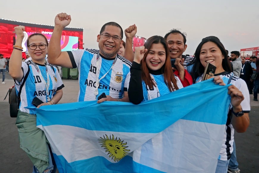 Soccer Football - FIFA World Cup Final Qatar 2022 - FIFA Fan Festival, Al Bidda Park, Doha, Qatar - December 18, 2022
Argentina fans pose for a picture ahead of the final REUTERS/Ibraheem Al Omari