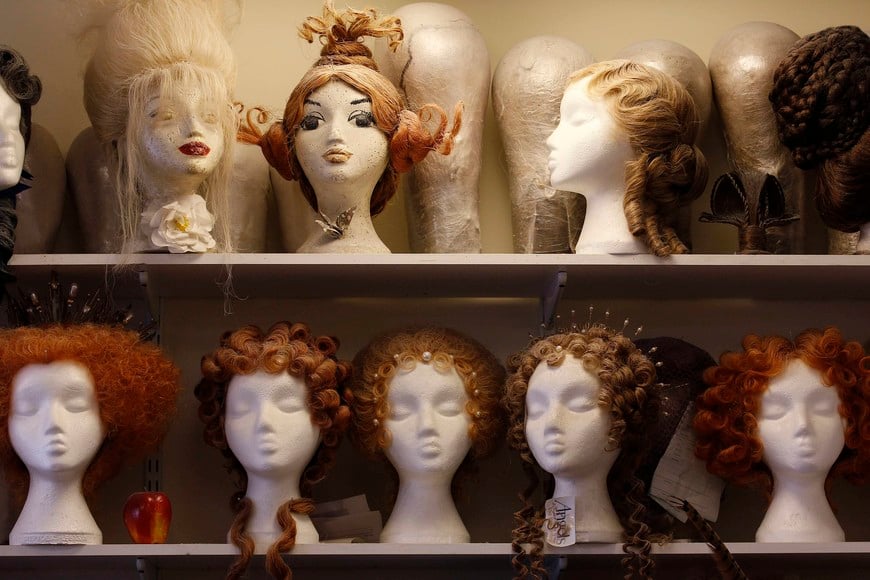 Wigs are displayed in the wig department at Angels in London May 1, 2012. As the world's largest supplier of outfits to cinema, stage and television, Angels is home to more than eight miles of clothing rails -- a vast and dizzying maze in which it is simultaneously possible to lose yourself and stumble upon a piece of movie history. Picture taken May 1, 2012. REUTERS/Suzanne Plunkett (BRITAIN - Tags: FASHION SOCIETY BUSINESS) inglaterra londres  pelucas usadas en el cine