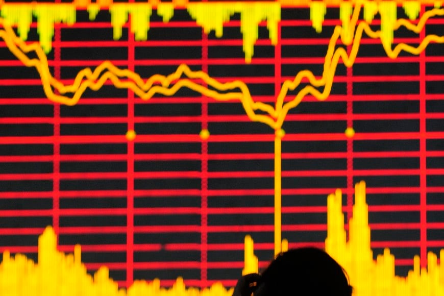 derrumbes bolsas mercados

MARKETS-CHINA-STOCKS-CLOSE - An investor looks at a screen displaying stock information at a brokerage house in Hefei, Anhui province October 13, 2008. China's stock market rebounded from early losses on Monday to close sharply higher, led by bank shares after U.S. and European policy makers said they would take fresh steps to try to resolve the financial crisis. REUTERS/Stringer (CHINA).  CHINA OUT. NO COMMERCIAL OR EDITORIAL SALES IN CHINA. china heifei  crisis financiera internacional brokers pizarra electronica caida cotizacion acciones pizarras electronicas