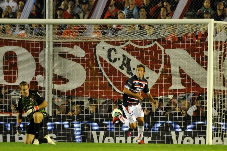 Braian Aleman inicia la carrera de su festejo, la noche del 1 a 1 en Avellaneda en 2013. A Unión lo dirigía Facundo Sava y fue el último partido, en cancha de Independiente, en el que Unión no perdió.