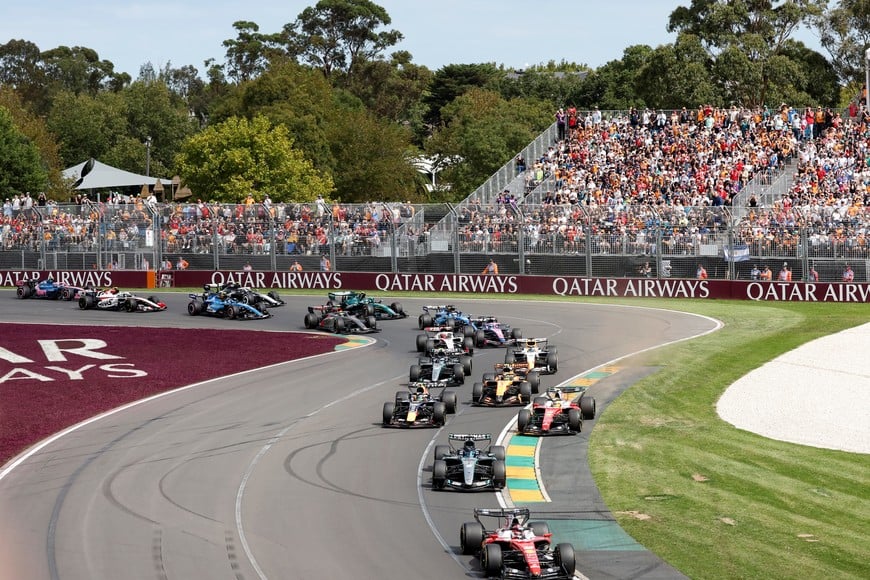 (260308) -- MELBOURNE, 8 marzo, 2026 (Xinhua) -- Pilotos compiten en la curva 1 durante el Gran Premio de Australia de Fórmula Uno en Albert Park, en Melbourne, Australia, el 8 de marzo de 2026. (Xinhua/Ma Ping) (rtg) (da)