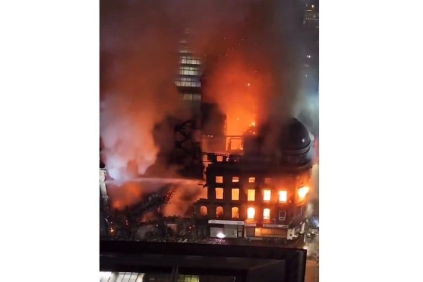 Las llamas se originaron en una tienda dedicada a la venta de cigarrillos electrónicos