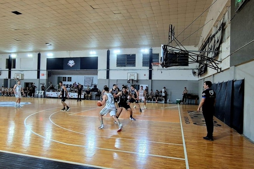 Sanjustino aprovechó la efectividad de Strack para ganar en Esperanza: Foto: Basquetboleando.