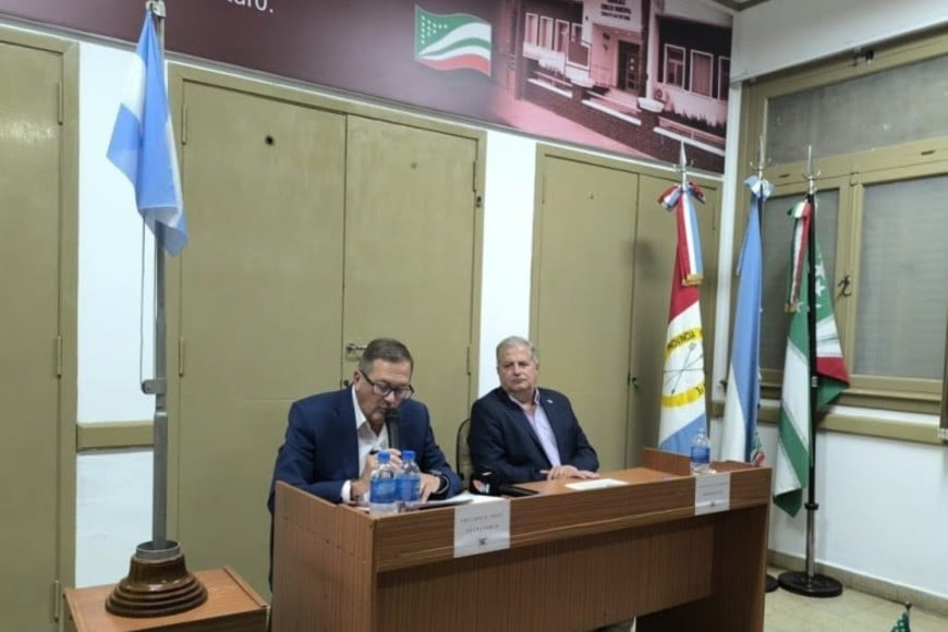 El intendente junto a los integrantes del Concejo. Foto: El Litoral