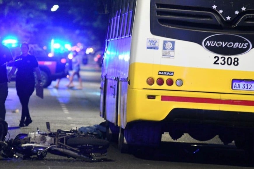 El motociclista murió en el lugar. Foto: Manuel Fabatía