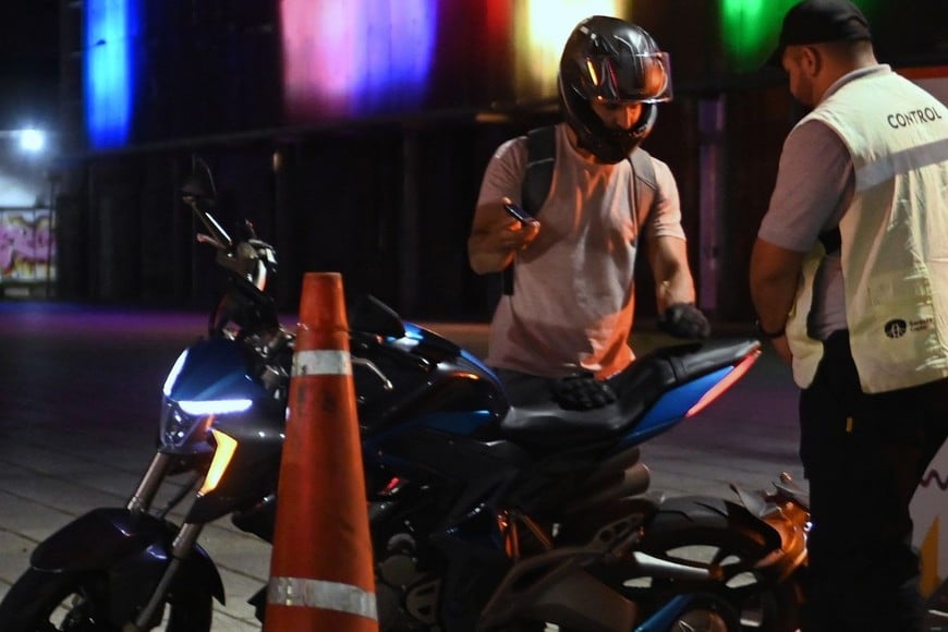 Es obligación para los motociclistas circular con casco protector. Crédito: Archivo