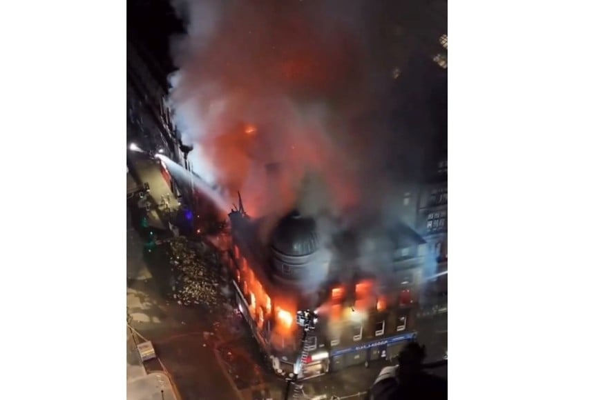 El fuego, que se extendió durante varias horas