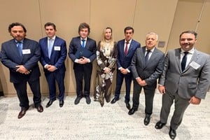 El gobierno nacional busca recrear en París la foto del Presidente con gobernadores aliados.
Archivo El Litoral