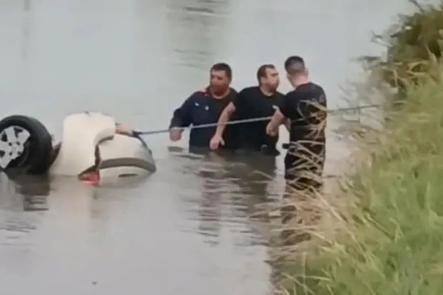 En el operativo intervinieron policías, bomberos y personal de Salud, mientras la única sobreviviente fue derivada de urgencia al hospital local.