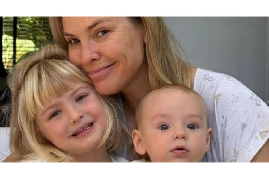 Muni Seligmann junto a sus hijos.