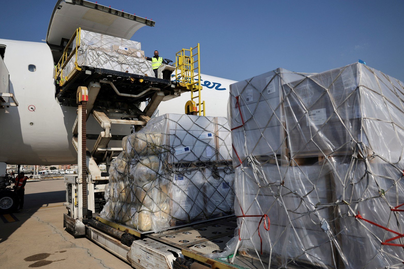Envío de ayuda de la Unión Europea y UNICEF. Créditos: REUTERS/Khalil Ashawi