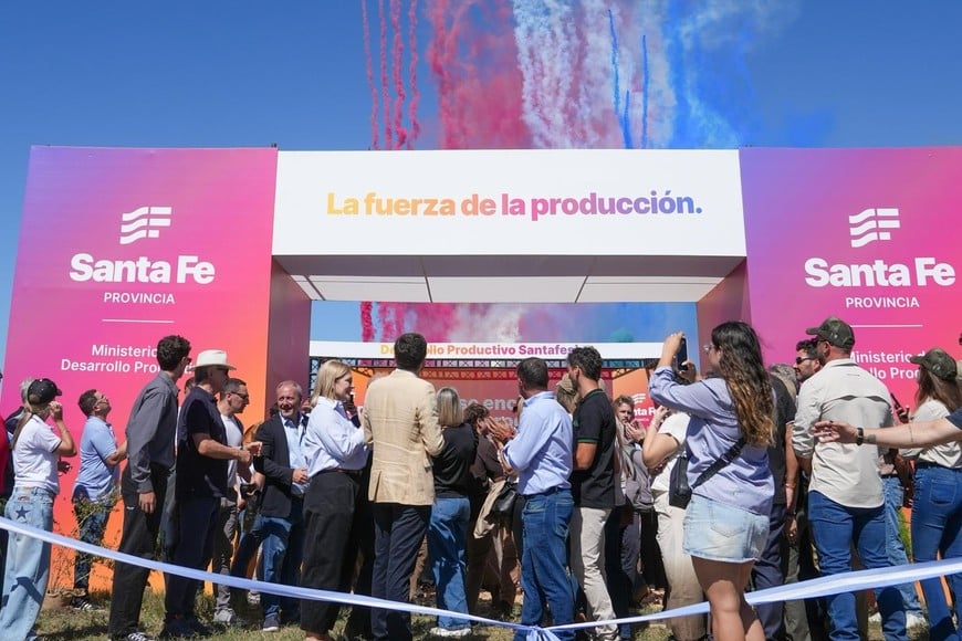 Funcionarios de Provincia de Santa Fe acompañaron a Pullaro en el acto inaugural de la muestra agroindustrial.