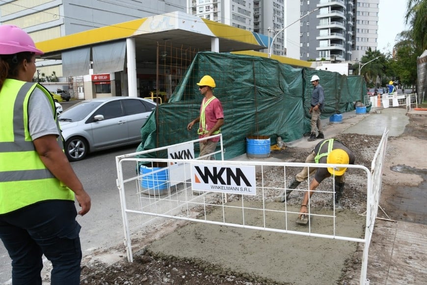 Obreros terminan de soterrar el bypass. Foto: Manuel Fabatía