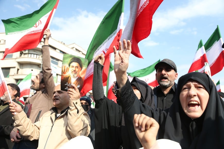 (260309) -- TEHERAN, 9 marzo, 2026 (Xinhua) -- Personas se reúnen para jurar lealtad al nuevo líder supremo de Irán, Mojtaba Jamenei, en la Plaza Enghelab, en Teherán, Irán, el 9 de marzo de 2026. (Xinhua/Shadati) (ah) (vf)