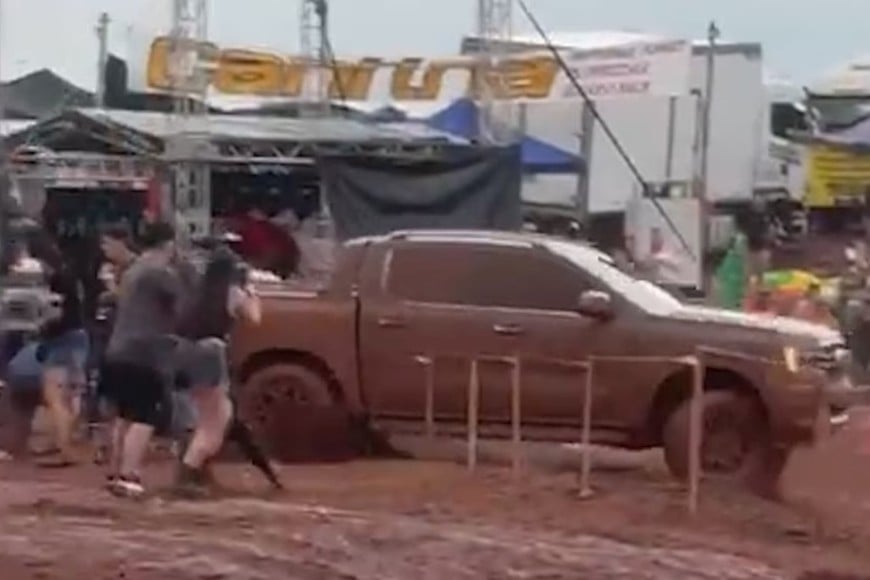 Una camioneta perdió el control en un trompódromo y atropelló a espectadores.