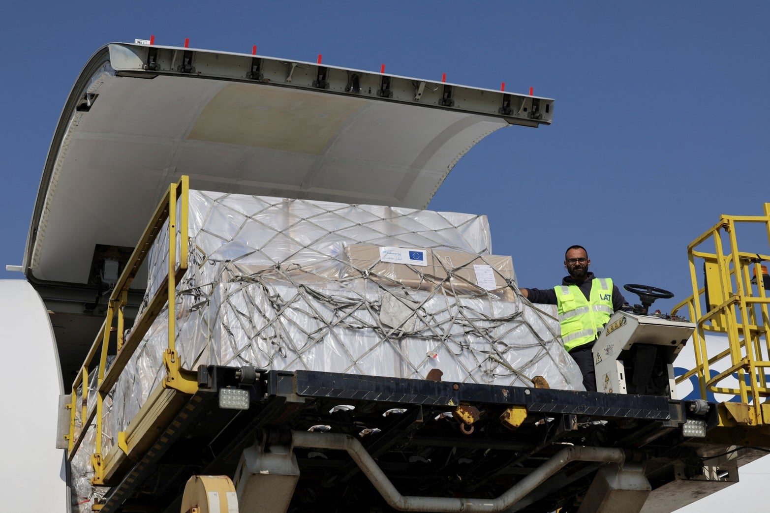 Envío de ayuda de la Unión Europea y UNICEF. Créditos: REUTERS/Khalil Ashawi