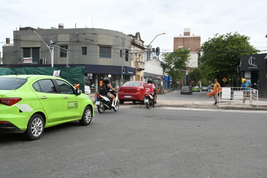 El martes por la tarde quedó habilitado un carril de 25 de Mayo en su cruce con bulevar. Allí se soterró el bypass para proseguir los trabajos sin interrumpir el paso por mucho tiempo. Foto: Manuel Fabatía