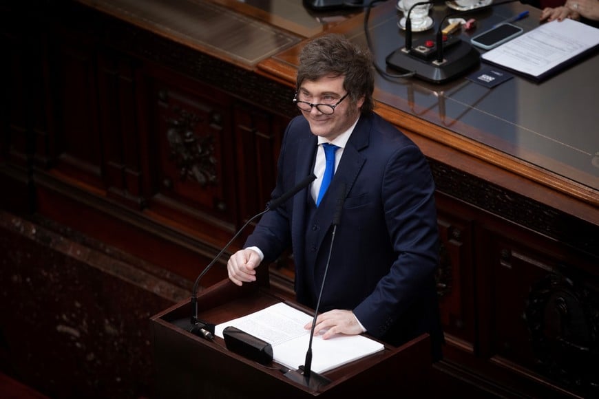 (260302) -- BUENOS AIRES, 2 marzo, 2026 (Xinhua) -- Imagen del 1 de marzo de 2026 del presidente argentino, Javier Milei, reaccionando durante la asamblea de apertura del 144º período de sesiones ordinarias del Congreso Nacional, en la ciudad de Buenos Aires, capital de Argentina. Milei abrió el domingo el 144º período de sesiones ordinarias del Congreso con la promesa de impulsar reformas estructurales para "rediseñar la arquitectura institucional" del país sudamericano. (Xinhua/Martín Zabala) (mz) (ah) (rtg) (vf)