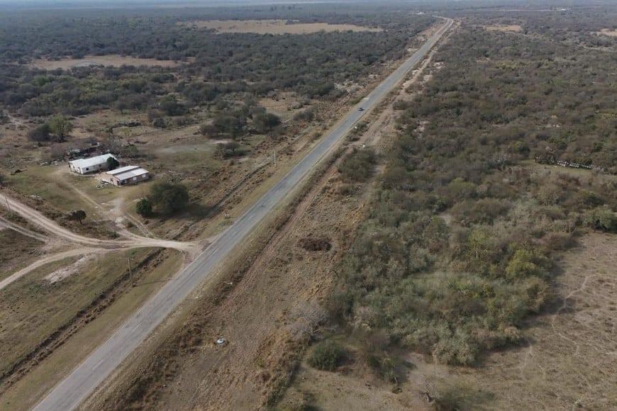 El gobernador Maximiliano Pullaro anticipó que el Gobierno Provincial llevará a cabo la reconstrucción de 15 kilómetros de la Ruta 83s que une la Ruta Nacional 11 con la comunidad de La Gallareta. 

El presupuesto actualizado que afrontará la Provincia será mayor a 3.235 millones de pesos. Este proyecto va a mejorar la seguridad vial y a potenciar la conectividad productiva del departamento Vera.

Al respecto, el gobernador Maximiliano Pullaro destacó la importancia de la obra y su inversión: “Es una obra que el norte santafesino esperaba hace años. En Santa Fe no nos detenemos; porque aquí invertimos fondos propios para generar crecimiento, desarrollo y atender las necesidades de infraestructura de cada localidad. Cuando no hay corrupción en el Estado, las obras públicas aparecen”.

Y agregó que “esta intervención de 15 kilómetros en la Ruta 83-S no sólo va a mejorar la seguridad de quienes transitan a diario, sino que va a aportar empleo e impulso directo a las economías regionales.