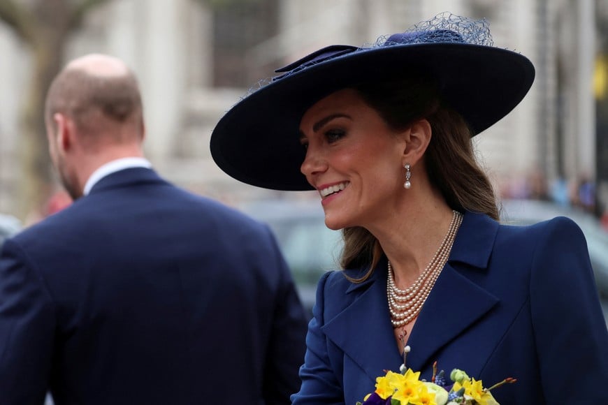 Para equilibrar el atuendo y mantener el protocolo, Middleton completó su look con los pendientes de diamantes y perlas de Baréin, una de las piezas más queridas de la colección personal de la Reina Isabel II. REUTERS/Hannah McKay