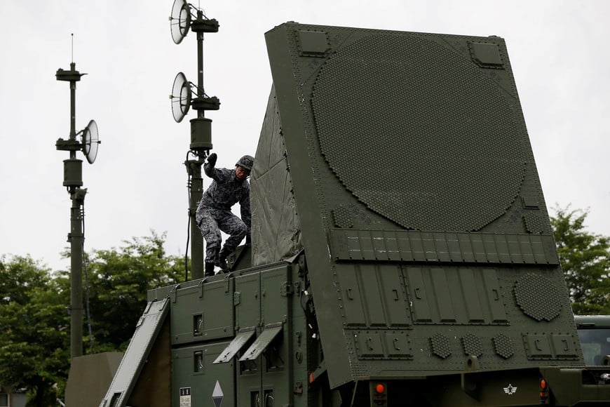A Japan Self-Defense Forces (JSDF) soldier participates a drill to mobilise their Patriot Advanced Capability-3 (PAC-3) missile unit in response to recent missiles launch by North Korea, at JSDF Asaka base in Asaka, north of Tokyo, Japan, June 21, 2017.  REUTERS/Issei Kato japon  japon instalacion sistema defensa contra misiles Patriot pac 3 escalada tension militar con corea del norte sistema defensivo escudo antimisiles