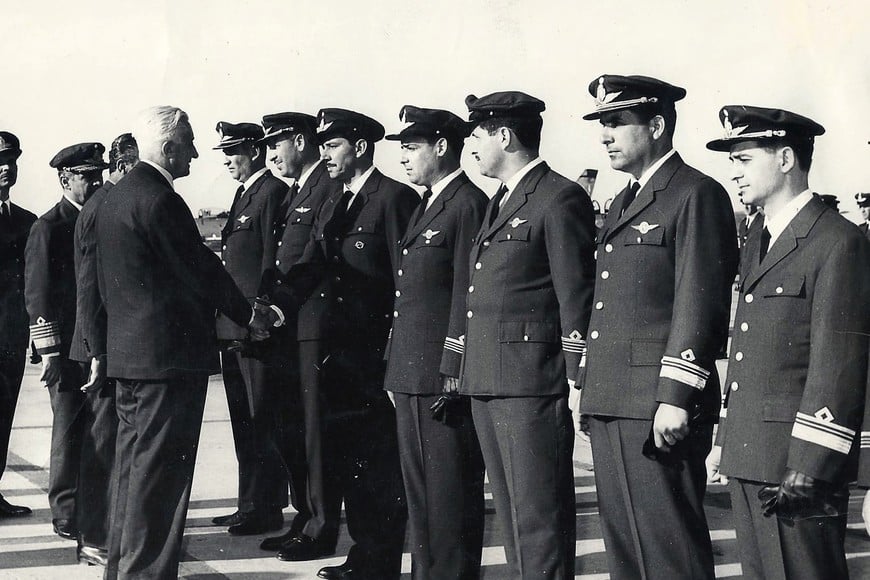 El presidente Arturo Illia despidió a los miembros de la Fuerza Aérea en Córdoba. El abuelo de Curto es el que está a la izquierda del militar al que saluda Illia. Gentileza Juan Curto.