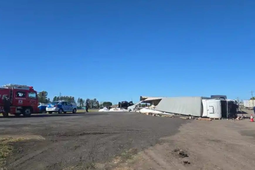 El camión quedó totalmente lateralizado. Foto: El Litoral.
