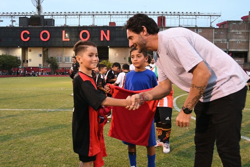 Diego Colotto, presencia, saludo y fútbol. Foto: Manuuel Fabatía.