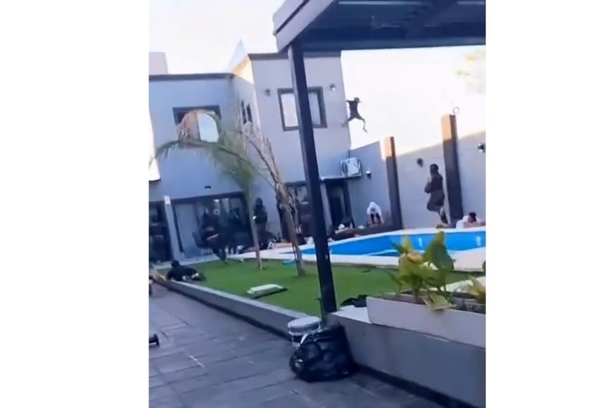 La policía realizó un operativo contra una banda de robacoches.