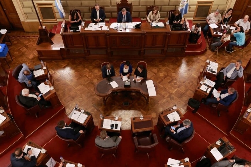 Todo indica que este jueves 12 de marzo la Cámara alta tratará el mensaje del Ejecutivo sobre régimen municipal, con modificaciones hechas por el oficialismo y , si de llega a un consenso con la oposición, aportes del peronismo. ores de Santa Fe. Crédito: Senado provincial