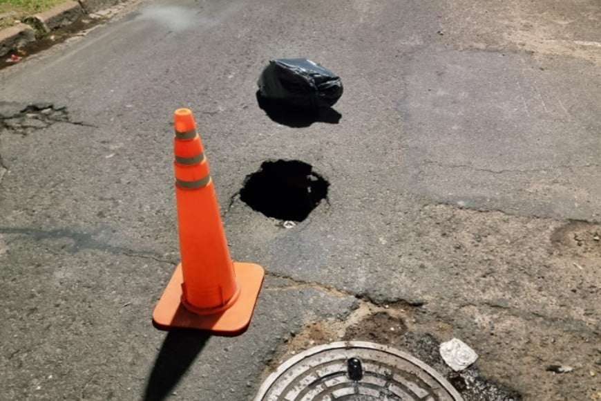 Vecinos señalizaron el lugar con conos y cintas para advertir el peligro en una calle donde también circula transporte público.