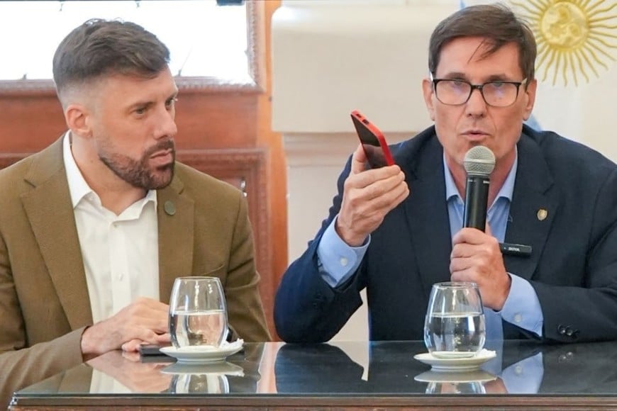 Hernán Navarro de Grooming Argentina junto al Ministro de Educación de Santa Fe, José Goity.