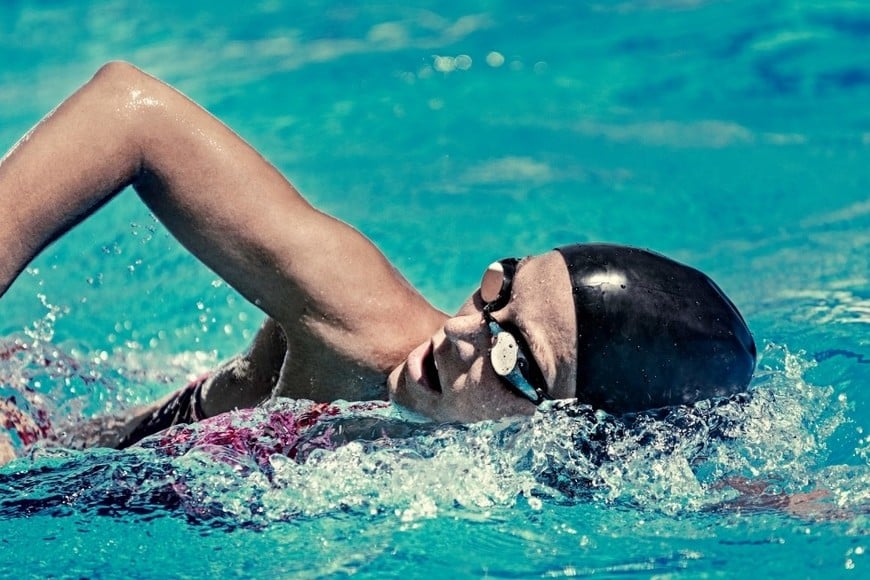 El movimiento continuo dentro del agua estimula al corazón de forma sostenida