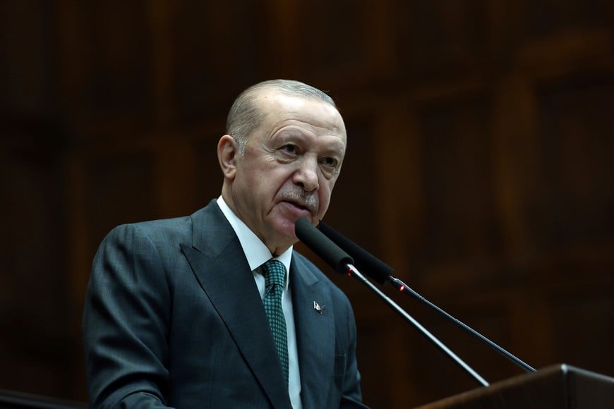 (260311) -- ANKARA, 11 marzo, 2026 (Xinhua) -- El presidente turco, Recep Tayyip Erdogan, habla en la reunión del grupo parlamentario del gobernante Partido de la Justicia y el Desarrollo, en Ankara, Turquía, el 11 de marzo de 2026. Erdogan declaró el miércoles que la guerra en curso, desatada por los ataques contra Irán, debe detenerse antes de que se expanda y prenda fuego a toda la región, y enfatizó que la diplomacia aún ofrece una vía para desescalar la situación. (Xinhua/Mustafa Kaya) (jg) (ra) (ce)