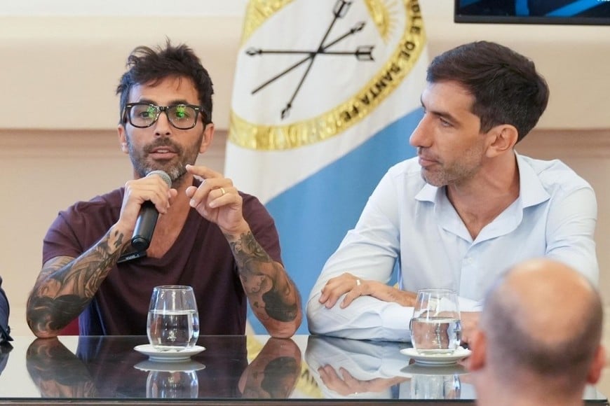 El psiquiatra Lucas Raspall y el director de Faro Digital, Felipe Sala.