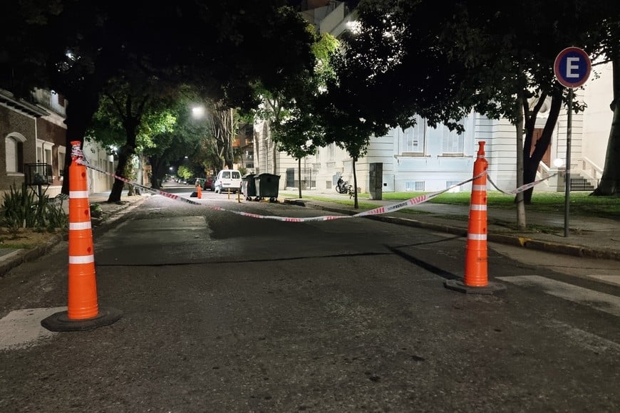 El socavón apareció en 3 de Febrero al 3000, detrás de la Legislatura provincial.