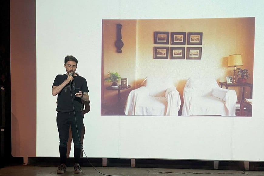 Juan Curto, el nieto y autor de la obra, durante la primera presentación de la misma, en Rosario. Gentileza.